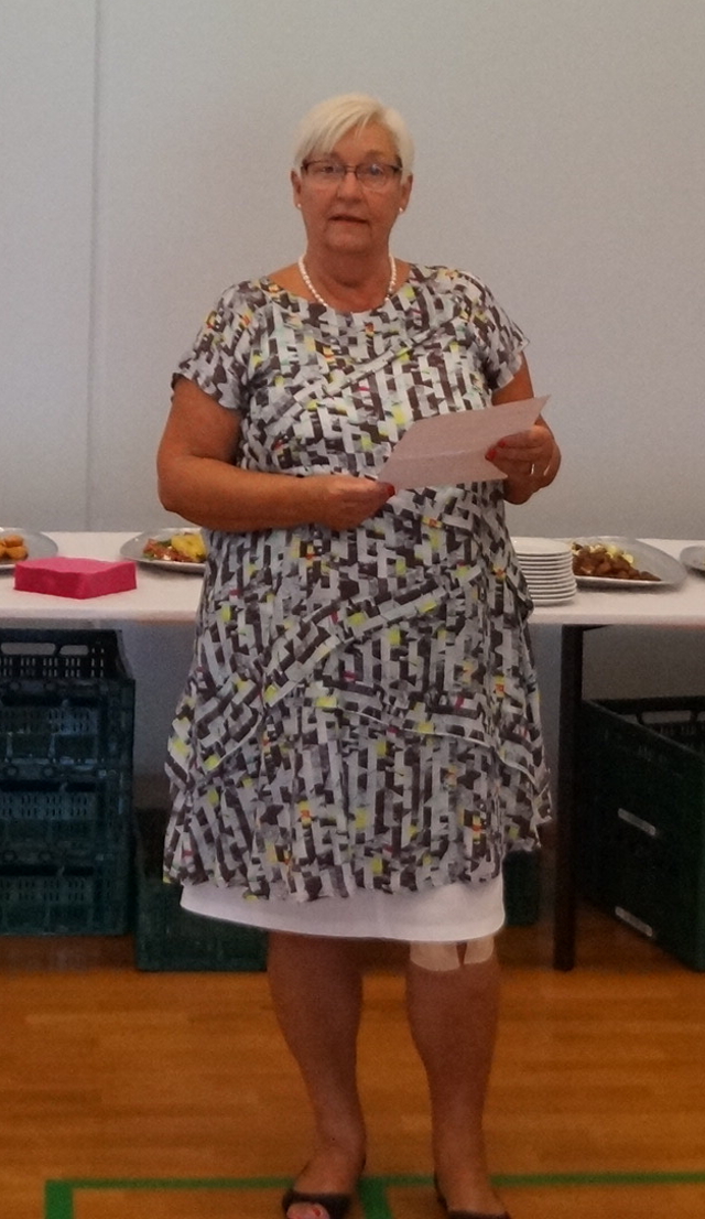 Anette Simon, fmd. Kultur og idr�tsudvalget havde en stor check med fra K�ge Kommune. 